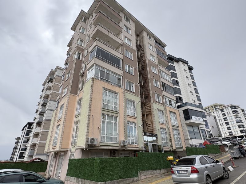 MARMARA'DAN CEM EVİ ARKASINDA 1+1 GENİŞ EŞYALI DAİRE