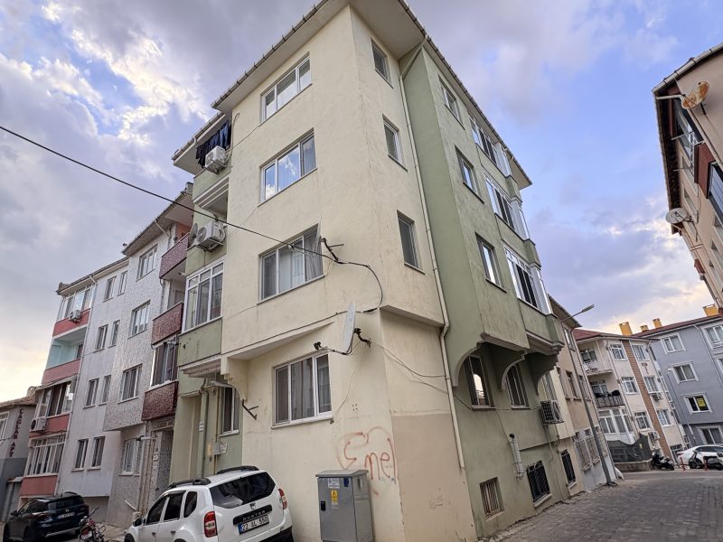 MARMARA'DAN MEDRESE ALİBEY'DE GENİŞ 2+1 SATILIK DAİRE